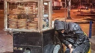 خرج شاباً من منزله يدفع عربته المحملة بالخبز