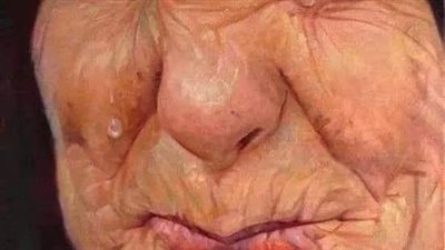 رجل ابكى والدته ليضحك زوجته