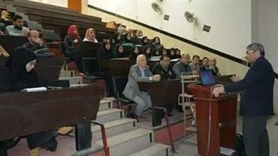 نقاش بين أستاذ وفتاة في احدى الجامعات قالت: