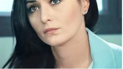 كانت واقفه في الشمس الحاړڨه بملابسها المتسخه وحجابها الملفوف