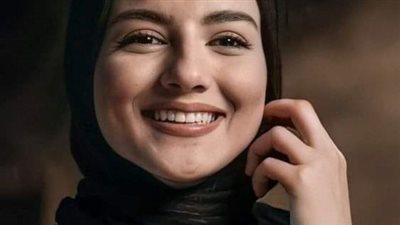 كانت واقفه في الشمس الحاړڨه بملابسها المتسخه وحجابها الملفوف