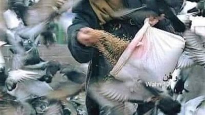 مرت إمرأة بجانب رجل معـاق ذهنيا وبيده عود يرسم به على الأرض 