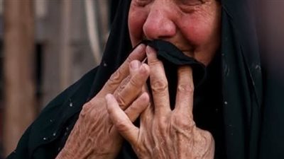رجل يعرض أمه للبيع 