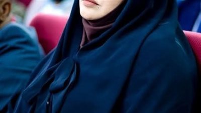 المراه وماكينة الخياطه 