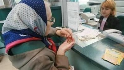 توجهت سيده عجوز 